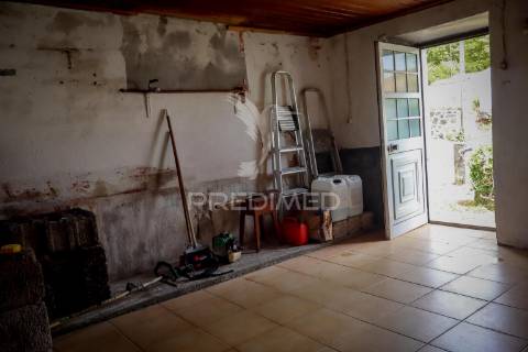 Moradia de dois pisos com terreno – freguesia de rosais