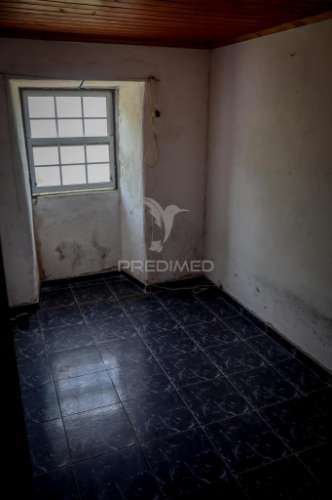 Moradia de dois pisos com terreno – freguesia de rosais