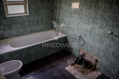 Moradia de dois pisos com terreno – freguesia de rosais