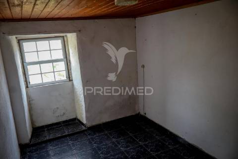 Moradia de dois pisos com terreno – freguesia de rosais