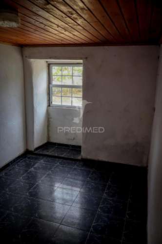 Moradia de dois pisos com terreno – freguesia de rosais