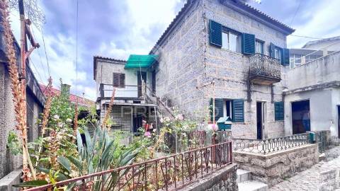 Moradia para restauro com duas frações independentes, terreno e garagem – excelente localização