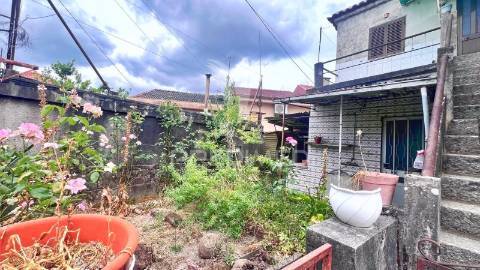 Moradia para restauro com duas frações independentes, terreno e garagem – excelente localização