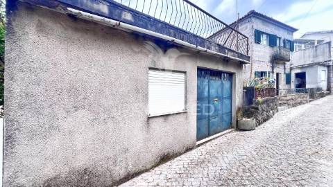 Moradia para restauro com duas frações independentes, terreno e garagem – excelente localização