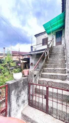 Moradia para restauro com duas frações independentes, terreno e garagem – excelente localização