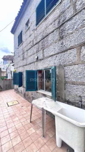 Moradia para restauro com duas frações independentes, terreno e garagem – excelente localização