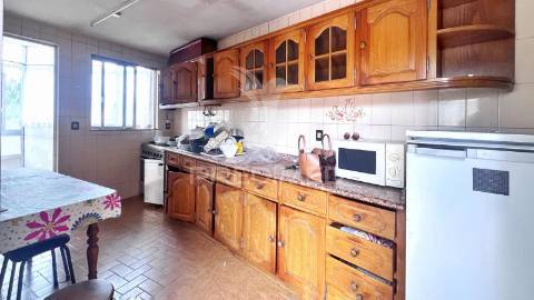 Moradia para restauro com duas frações independentes, terreno e garagem – excelente localização