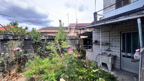 Moradia para restauro com duas frações independentes, terreno e garagem – excelente localização