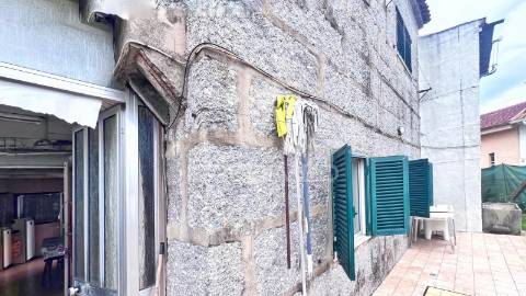 Moradia para restauro com duas frações independentes, terreno e garagem – excelente localização