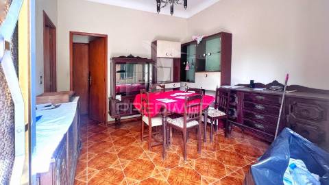 Moradia para restauro com duas frações independentes, terreno e garagem – excelente localização