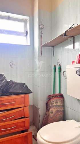 Moradia para restauro com duas frações independentes, terreno e garagem – excelente localização