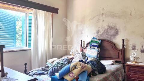 Moradia para restauro com duas frações independentes, terreno e garagem – excelente localização