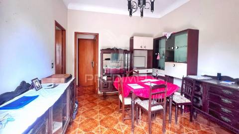 Moradia para restauro com duas frações independentes, terreno e garagem – excelente localização