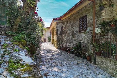Casa rústica em ruína - bouro(santa maria), amares