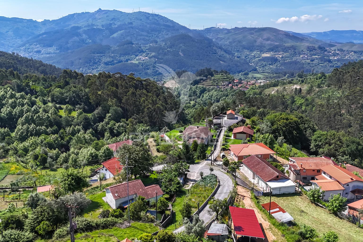 Casa rústica em ruína - bouro(santa maria), amares