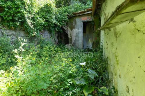 Casa rústica em ruína - bouro(santa maria), amares