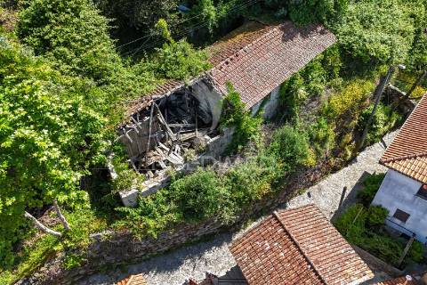 Casa rústica em ruína - bouro(santa maria), amares