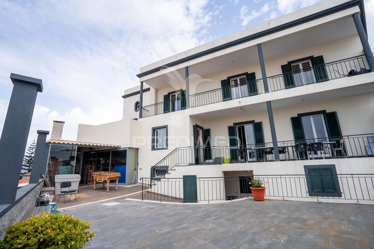 Prédio com potencial para hostel ou alojamento local | vista incrível sobre o funchal | santo antónio
