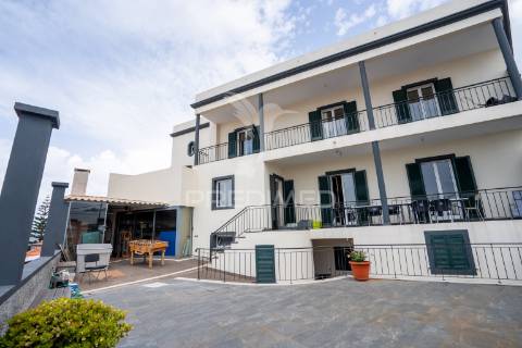 Prédio com potencial para hostel ou alojamento local | vista incrível sobre o funchal | santo antónio