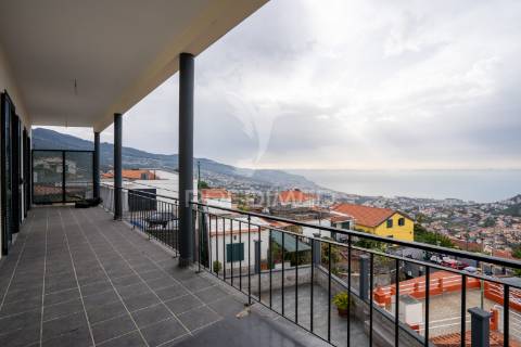 Prédio com potencial para hostel ou alojamento local | vista incrível sobre o funchal | santo antónio