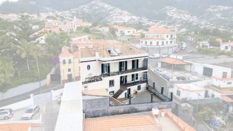 Prédio com potencial para hostel ou alojamento local | vista incrível sobre o funchal | santo antónio