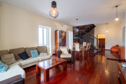 Prédio com potencial para hostel ou alojamento local | vista incrível sobre o funchal | santo antónio