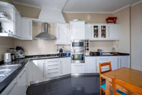 Prédio com potencial para hostel ou alojamento local | vista incrível sobre o funchal | santo antónio