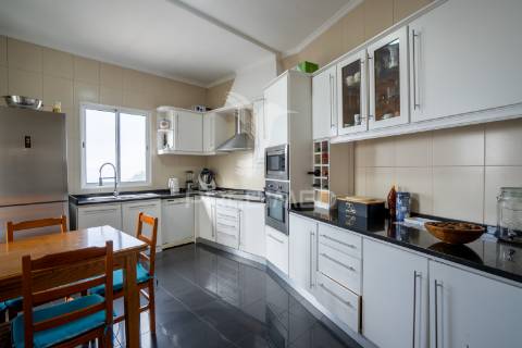 Prédio com potencial para hostel ou alojamento local | vista incrível sobre o funchal | santo antónio