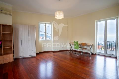 Prédio com potencial para hostel ou alojamento local | vista incrível sobre o funchal | santo antónio