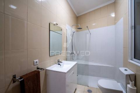 Prédio com potencial para hostel ou alojamento local | vista incrível sobre o funchal | santo antónio