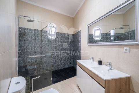 Prédio com potencial para hostel ou alojamento local | vista incrível sobre o funchal | santo antónio