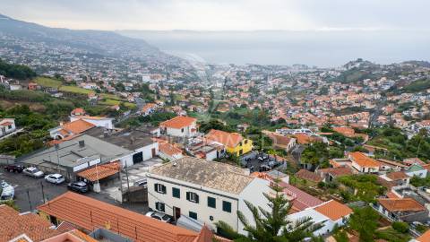 Prédio com potencial para hostel ou alojamento local | vista incrível sobre o funchal | santo antónio