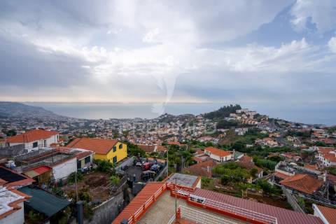 Prédio com potencial para hostel ou alojamento local | vista incrível sobre o funchal | santo antónio