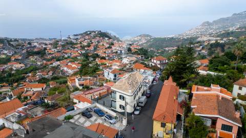 Prédio com potencial para hostel ou alojamento local | vista incrível sobre o funchal | santo antónio