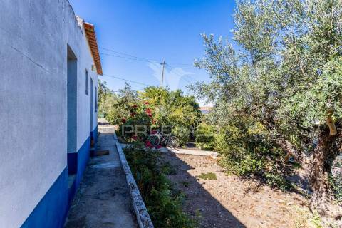 O seu cantinho no campo: casa de aldeia com quintinha