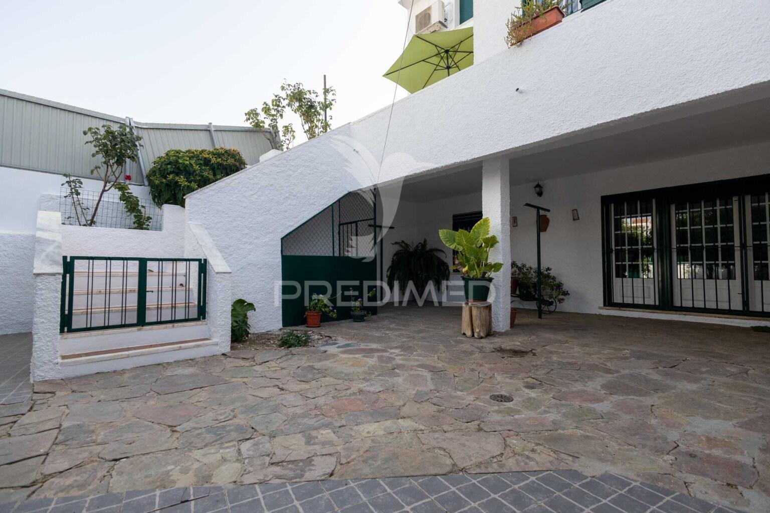 Moradia t6 com jardim em elvas
