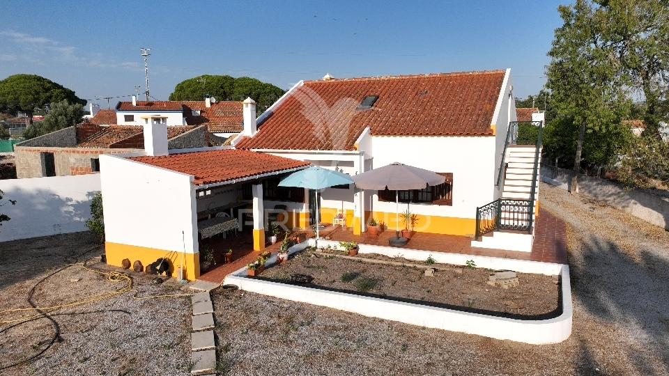 Terreno com duas moradias em melides