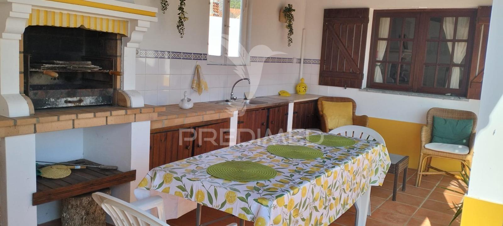 Terreno com duas moradias em melides