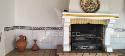 Terreno com duas moradias em melides