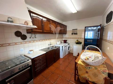 Terreno com duas moradias em melides