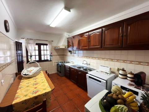 Terreno com duas moradias em melides