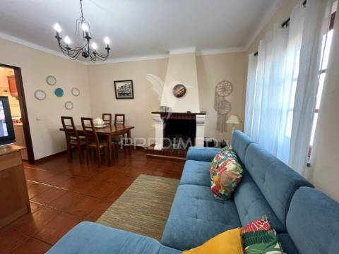 Terreno com duas moradias em melides