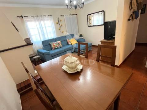 Terreno com duas moradias em melides