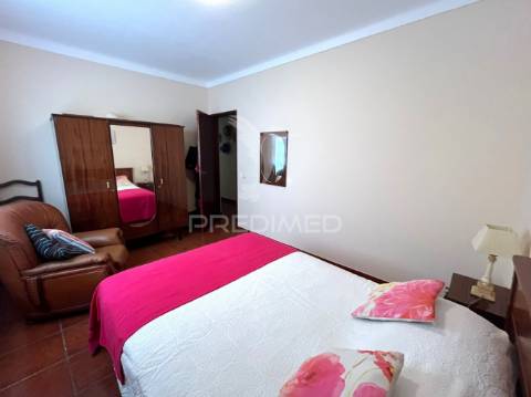 Terreno com duas moradias em melides