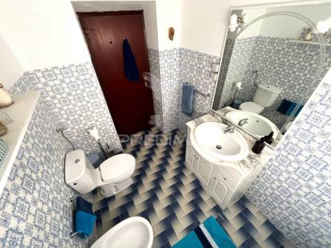 Terreno com duas moradias em melides