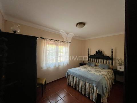 Terreno com duas moradias em melides