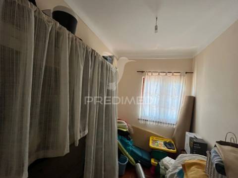 Terreno com duas moradias em melides