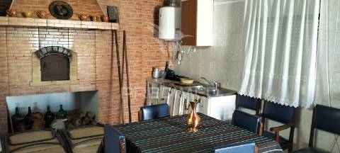 Terreno com duas moradias em melides