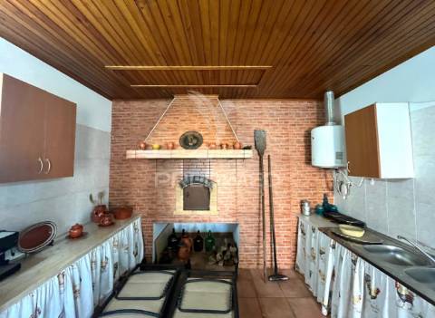 Terreno com duas moradias em melides