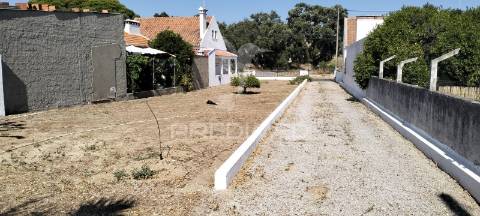 Terreno com duas moradias em melides